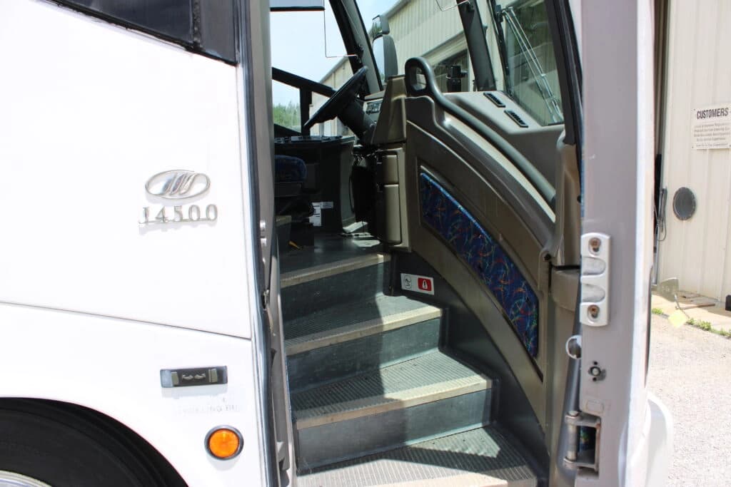 2002 MCI J4500 Coach Bus - Image 4