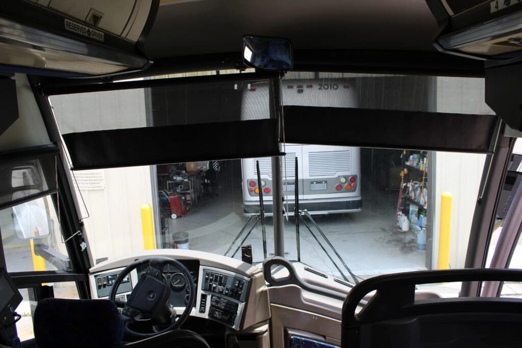 2002 MCI J4500 Coach Bus - Image 7