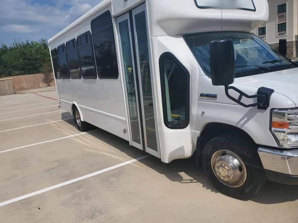 2017 Ford E450 StarCraft Allstar Shuttle Bus - Image 1