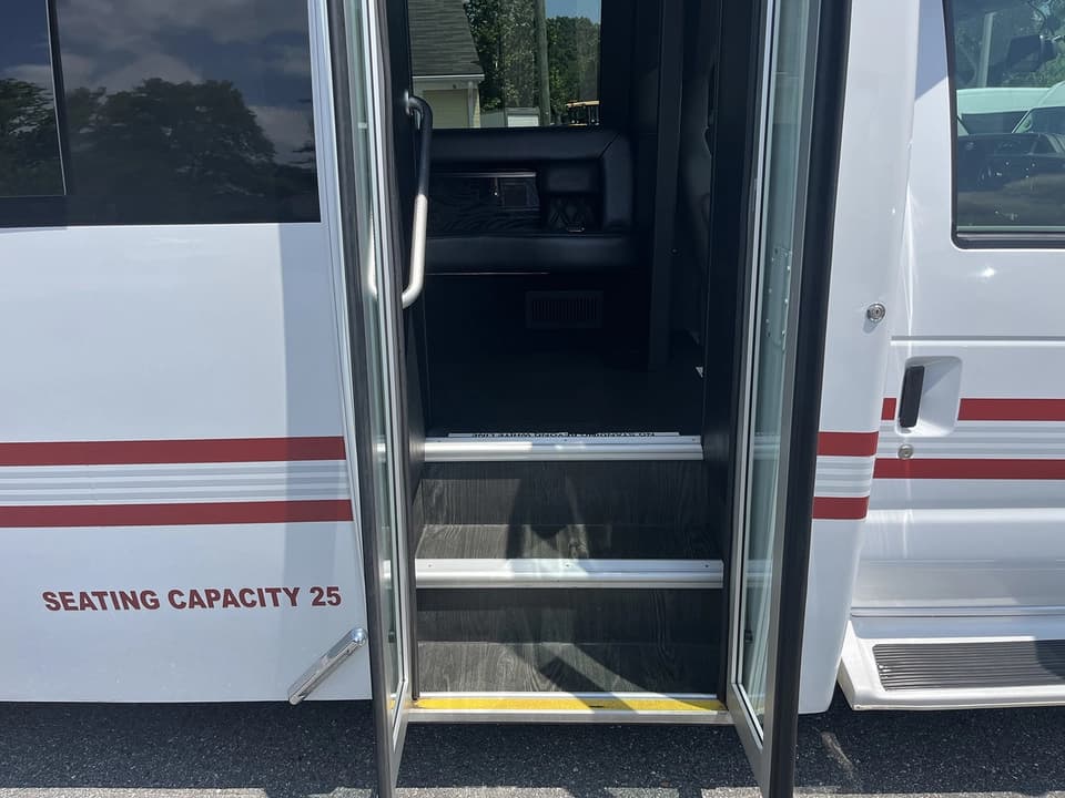 2018 Ford E450 LGE Limo Bus - Image 10