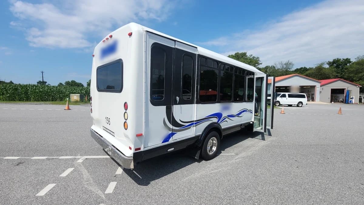 2012 Ford E450 15 Passenger ADA Shuttle - Image 27