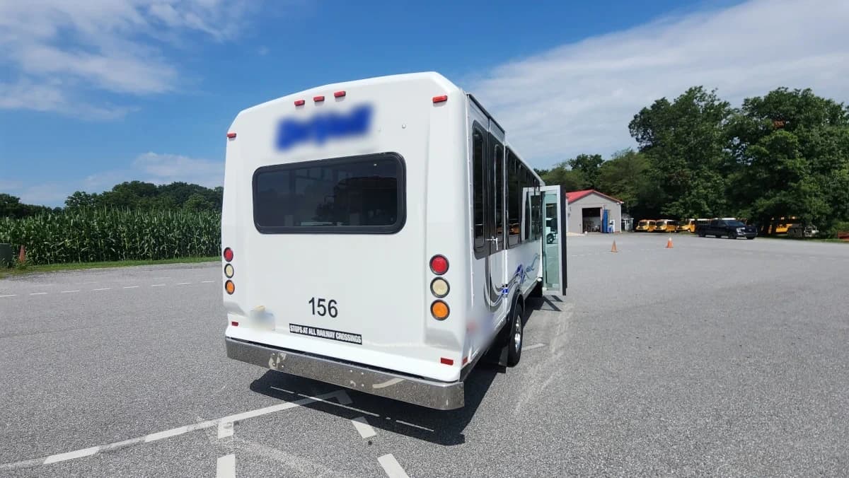 2012 Ford E450 15 Passenger ADA Shuttle - Image 28
