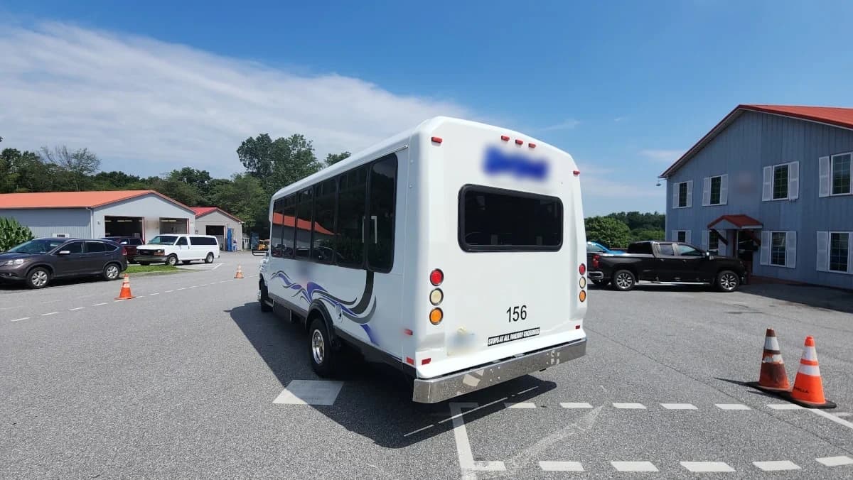 2012 Ford E450 15 Passenger ADA Shuttle - Image 30