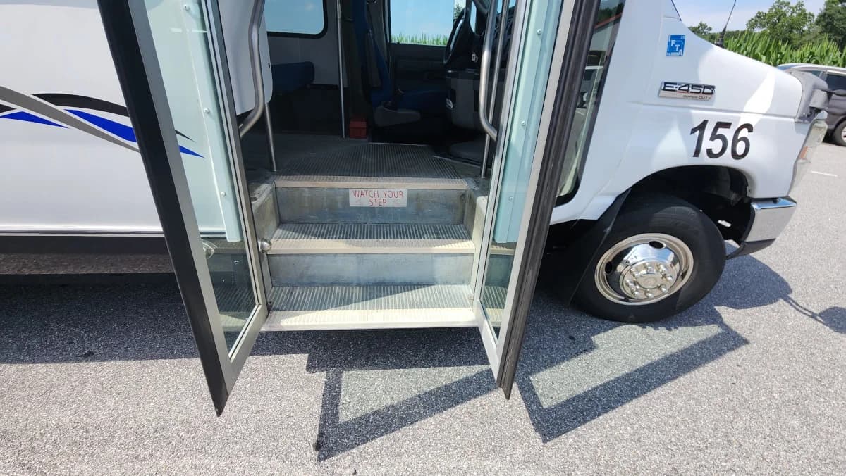 2012 Ford E450 15 Passenger ADA Shuttle - Image 4