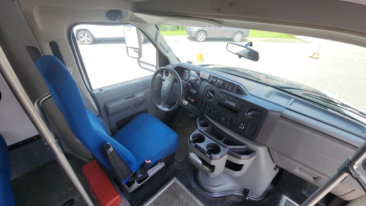 2012 Ford E450 15 Passenger ADA Shuttle - Image 5