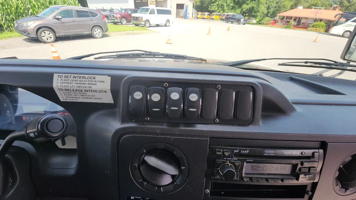 2012 Ford E450 15 Passenger ADA Shuttle - Image 18