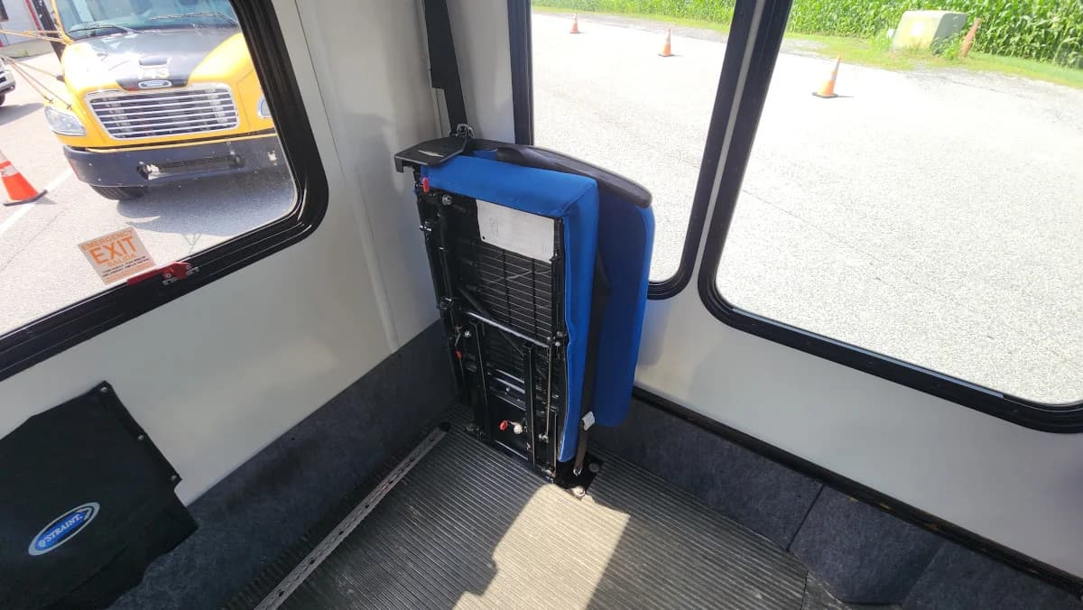 2012 Ford E450 15 Passenger ADA Shuttle - Image 10