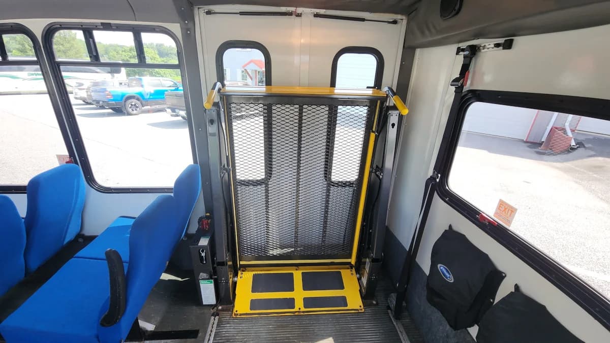 2012 Ford E450 15 Passenger ADA Shuttle - Image 12