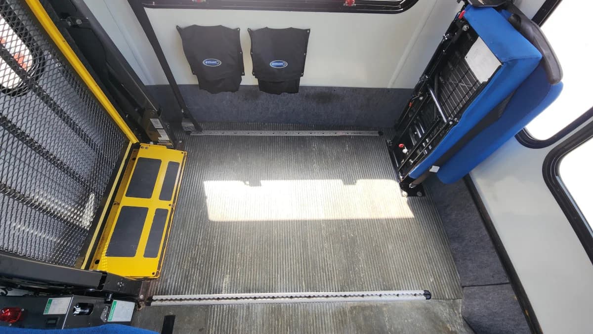 2012 Ford E450 15 Passenger ADA Shuttle - Image 11