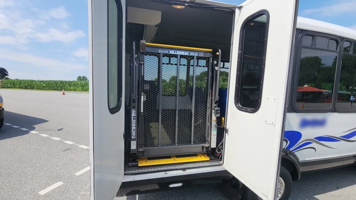 2012 Ford E450 15 Passenger ADA Shuttle - Image 14