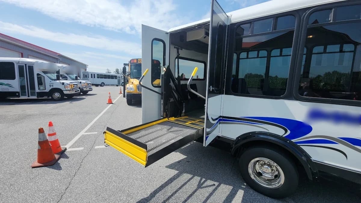 2012 Ford E450 15 Passenger ADA Shuttle - Image 16