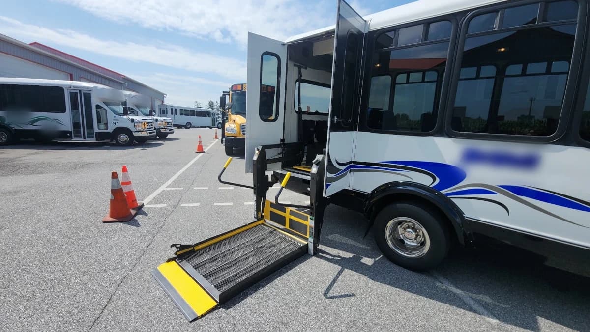 2012 Ford E450 15 Passenger ADA Shuttle - Image 17