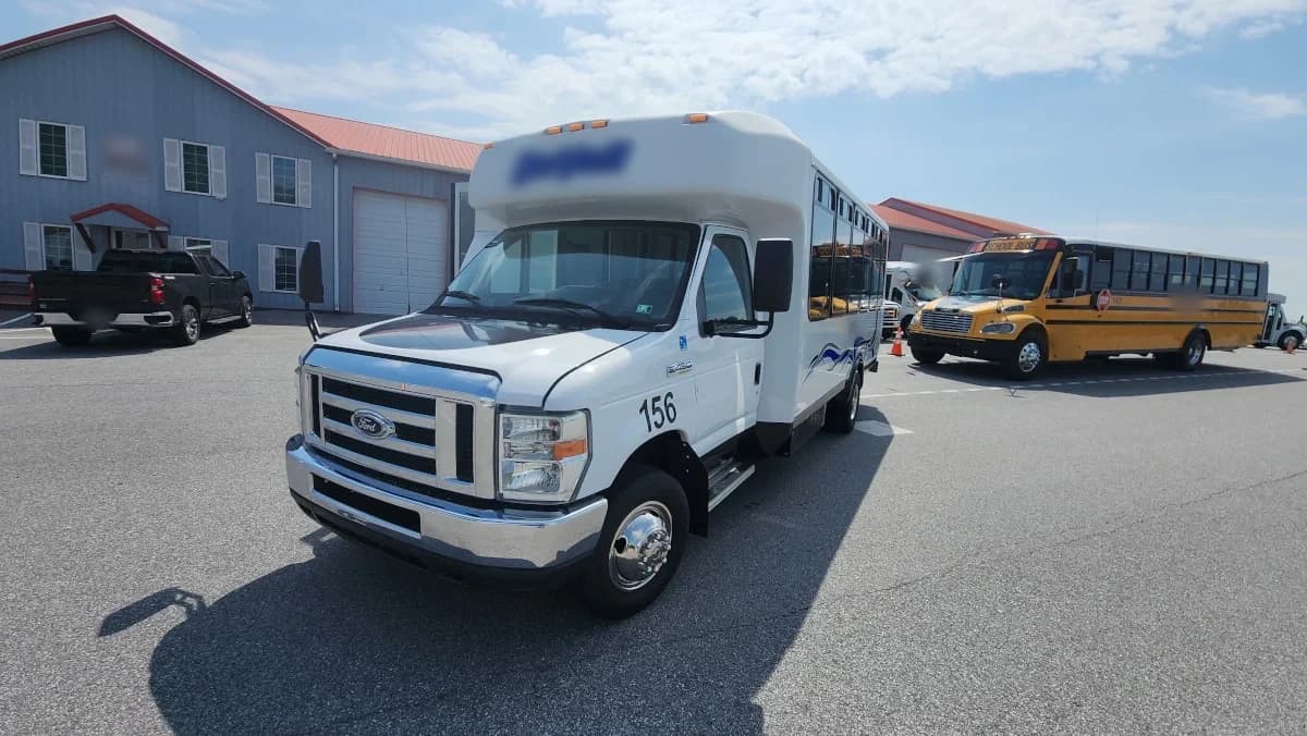 2012 Ford E450 15 Passenger ADA Shuttle - Image 23