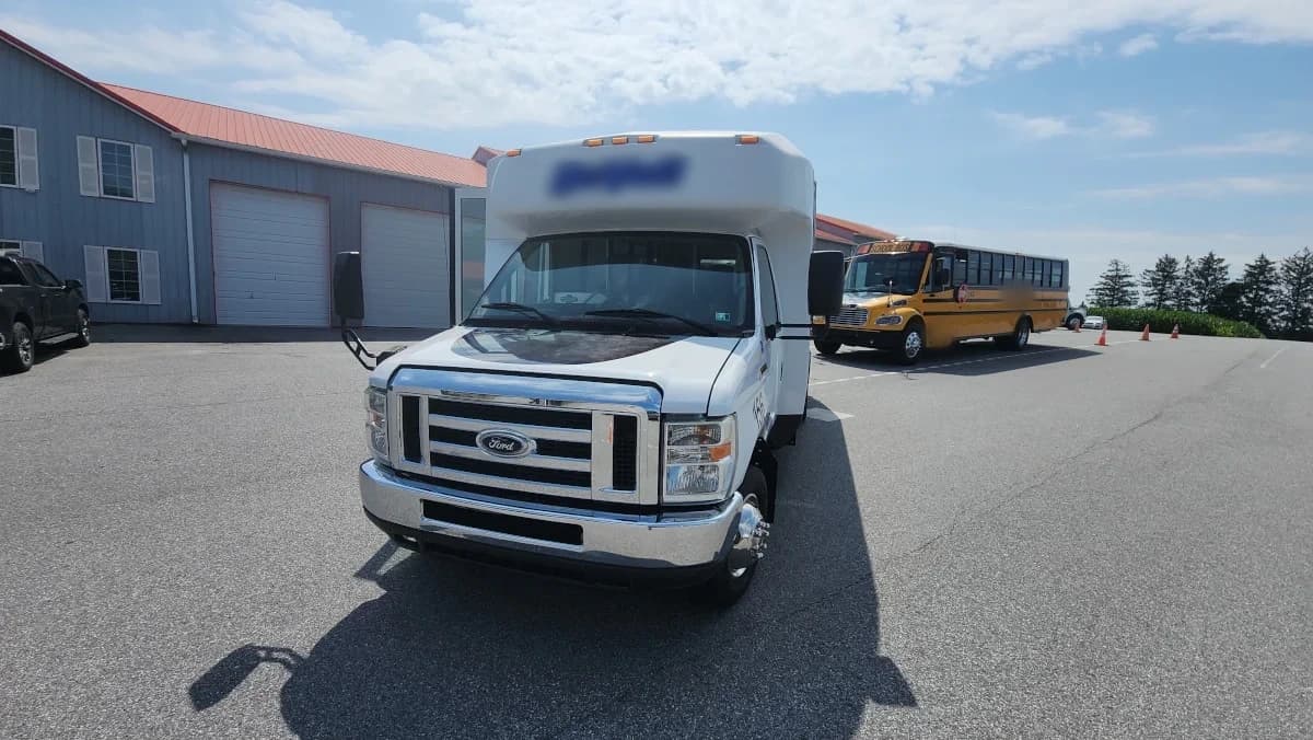 2012 Ford E450 15 Passenger ADA Shuttle - Image 24