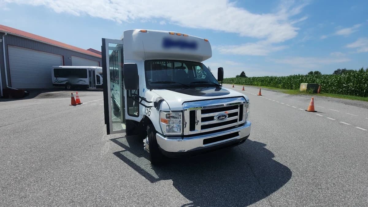 2012 Ford E450 15 Passenger ADA Shuttle - Image 25