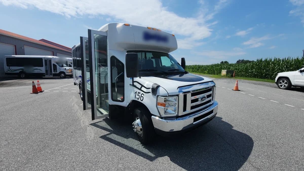 2012 Ford E450 15 Passenger ADA Shuttle - Image 26
