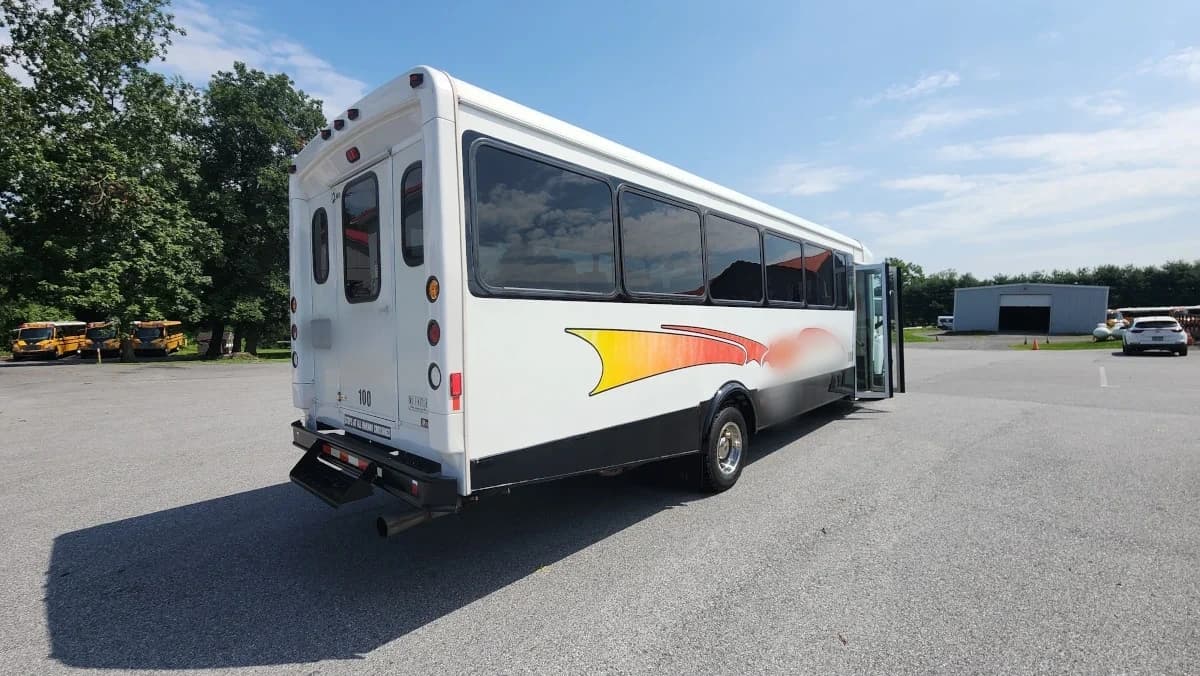 2008 GMC C5500 34 Passenger Shuttle Bus AC - Image 2