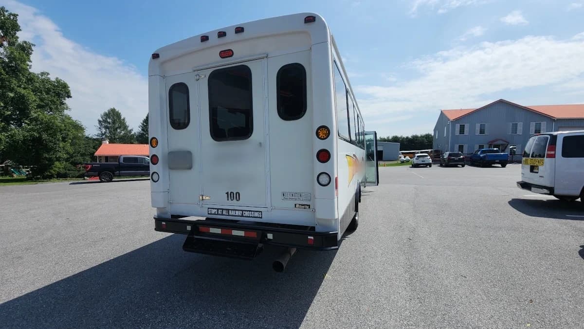 2008 GMC C5500 34 Passenger Shuttle Bus AC - Image 26