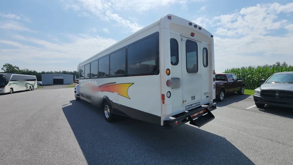 2008 GMC C5500 34 Passenger Shuttle Bus AC - Image 28