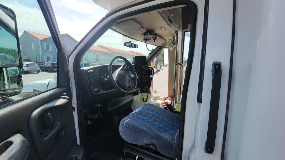 2008 GMC C5500 34 Passenger Shuttle Bus AC - Image 5