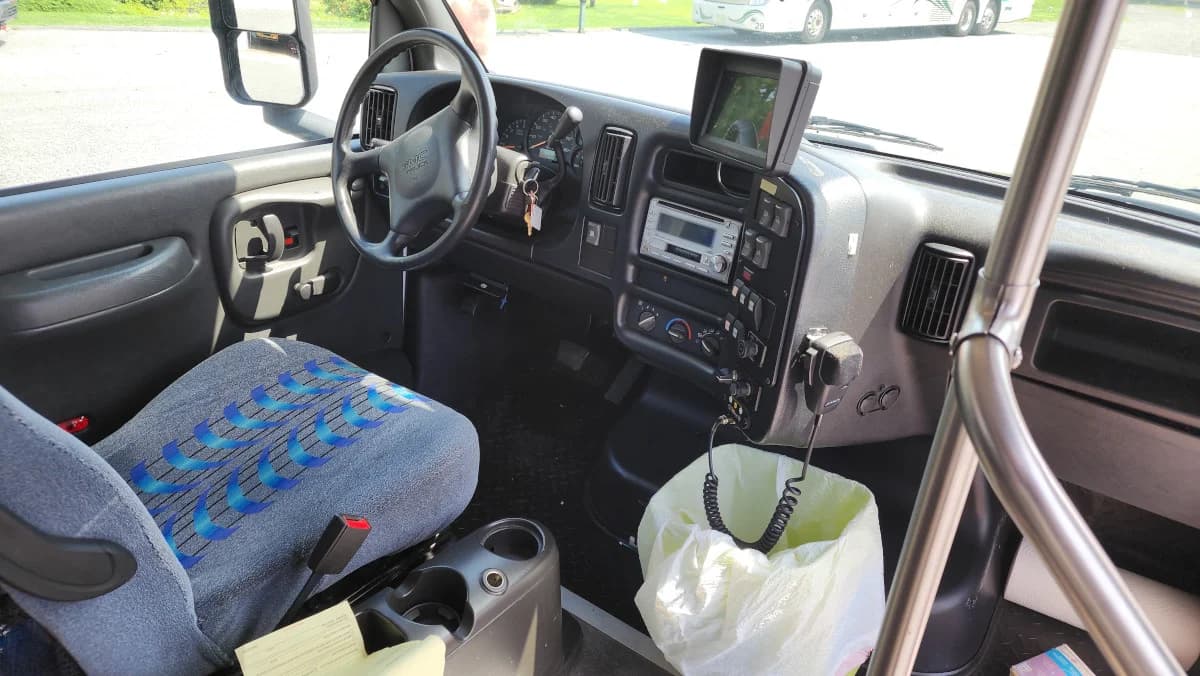 2008 GMC C5500 34 Passenger Shuttle Bus AC - Image 6