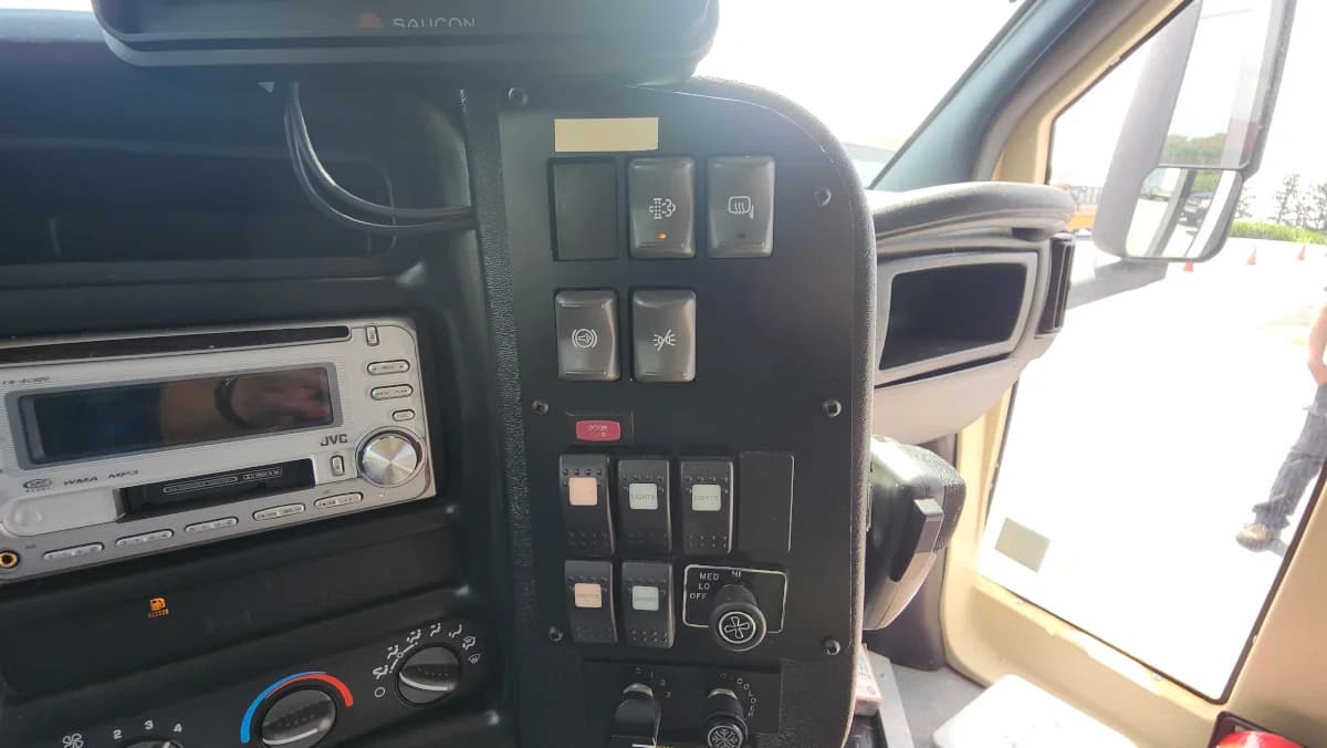 2008 GMC C5500 34 Passenger Shuttle Bus AC - Image 15