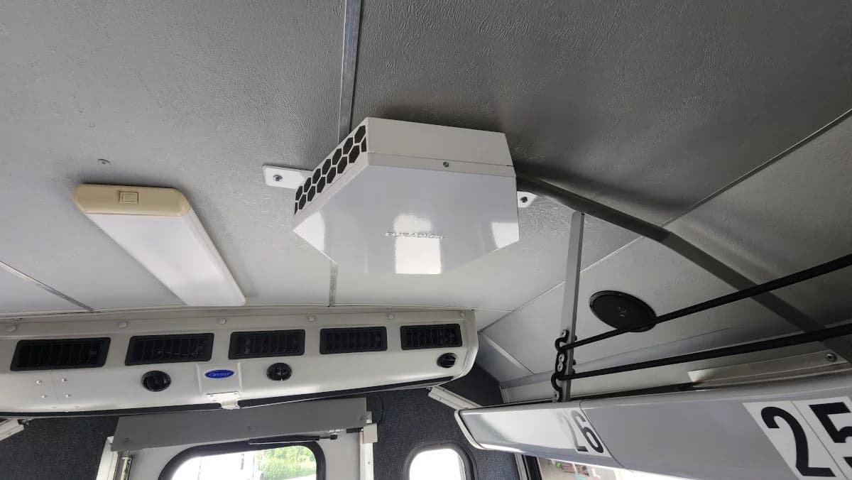 2008 GMC C5500 34 Passenger Shuttle Bus AC - Image 17
