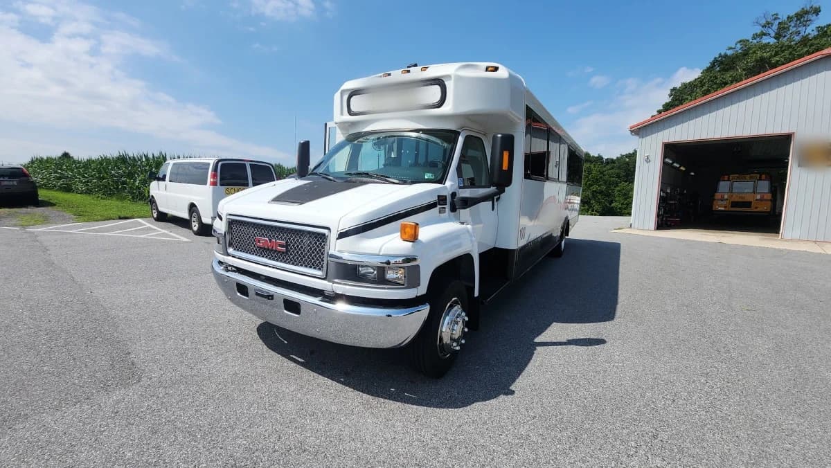 2008 GMC C5500 34 Passenger Shuttle Bus AC - Image 21