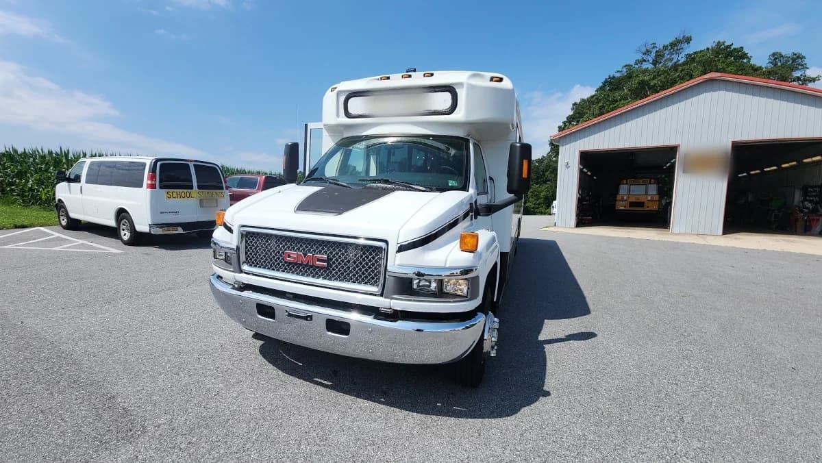 2008 GMC C5500 34 Passenger Shuttle Bus AC - Image 22