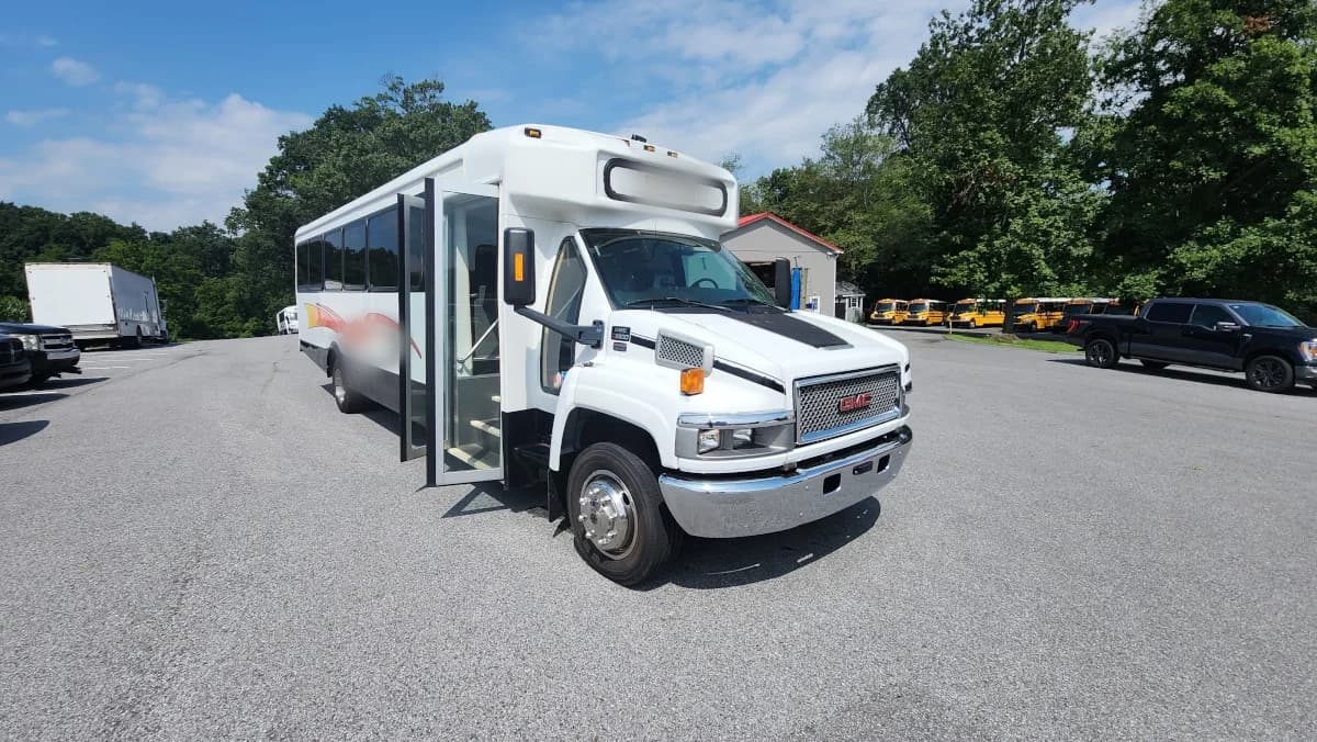 2008 GMC C5500 34 Passenger Shuttle Bus AC - Image 24