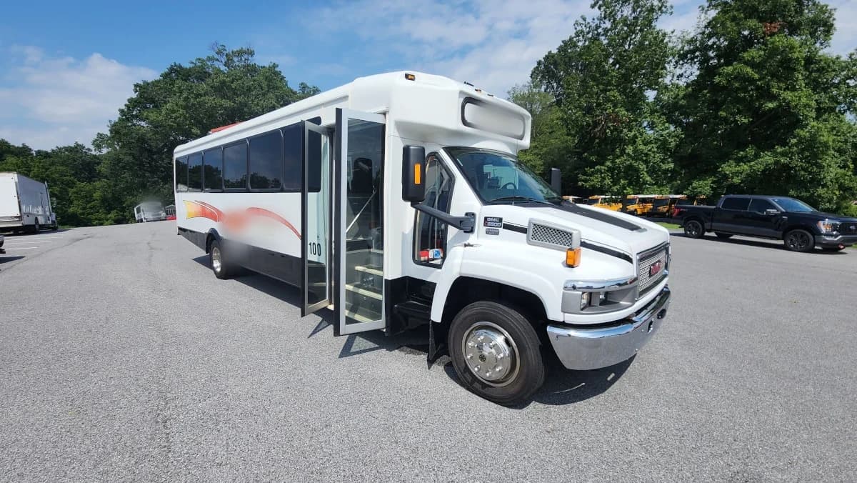 2008 GMC C5500 34 Passenger Shuttle Bus AC - Image 1