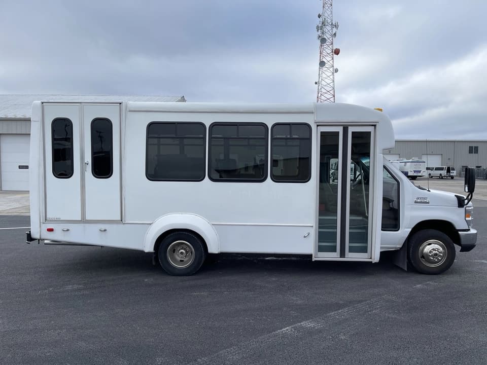 2017 Ford E350 Elkhart Coach Shuttle Bus - Image 2