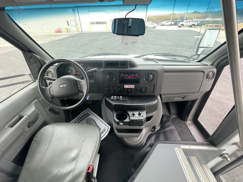 2017 Ford E350 Elkhart Coach Shuttle Bus - Image 13