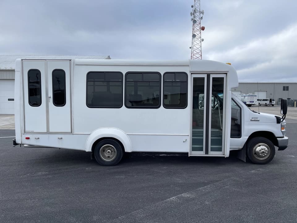 2017 Ford E350 Elkhart Coach Shuttle Bus - Image 3