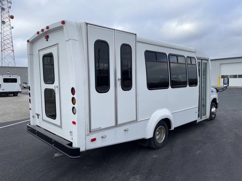 2017 Ford E350 Elkhart Coach Shuttle Bus - Image 4