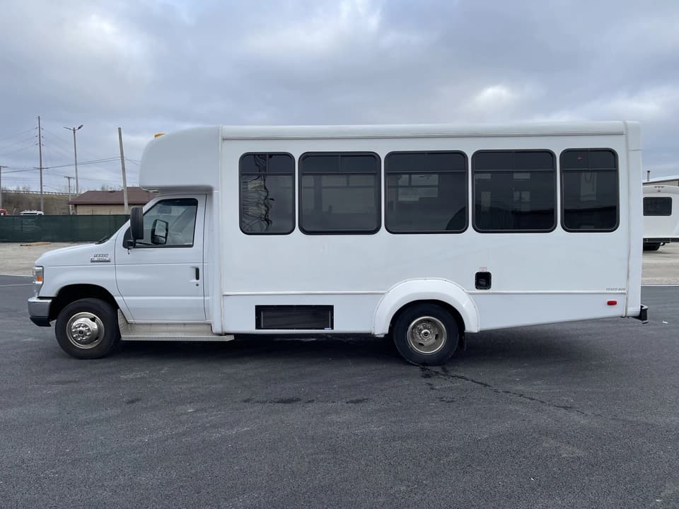 2017 Ford E350 Elkhart Coach Shuttle Bus - Image 7