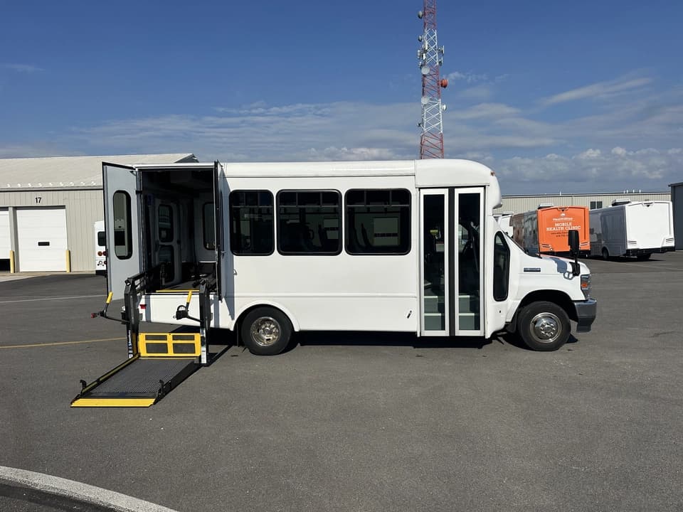 2023 Ford E450 StarTrans Shuttle Bus - Image 3