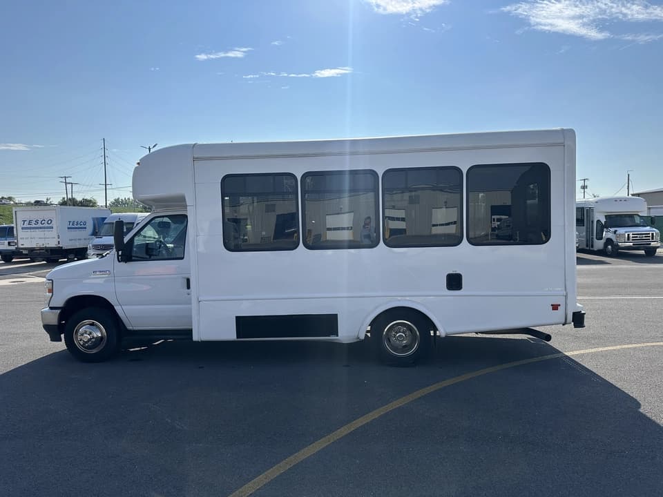 2023 Ford E450 StarTrans Shuttle Bus - Image 7