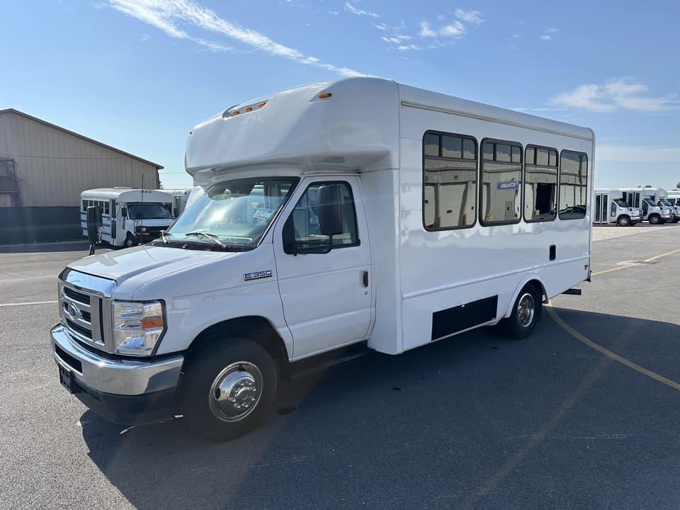 2023 Ford E450 StarTrans Shuttle Bus - Image 8