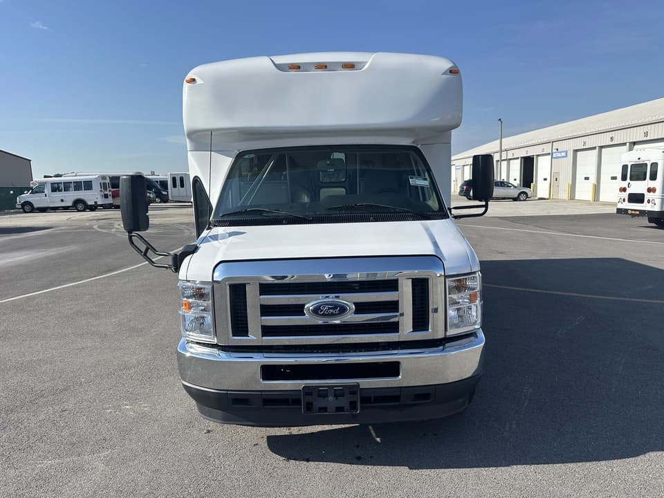 2023 Ford E450 StarTrans Shuttle Bus - Image 9