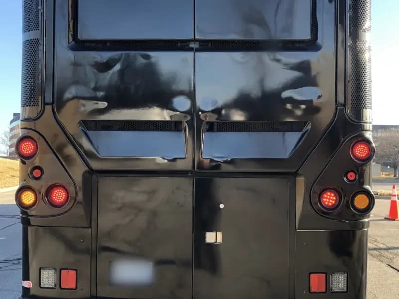 2009 MCI D4505 Coach Bus - Image 2