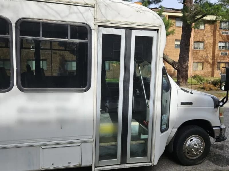 2008 Ford Starcraft E450 Mini Buses/Shuttles - Image 2