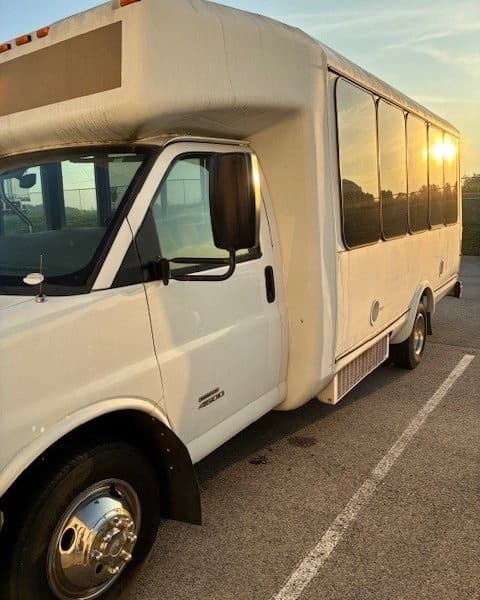 2016 Chevrolet Express 4500 Mini Buses/Shuttles - Image 3