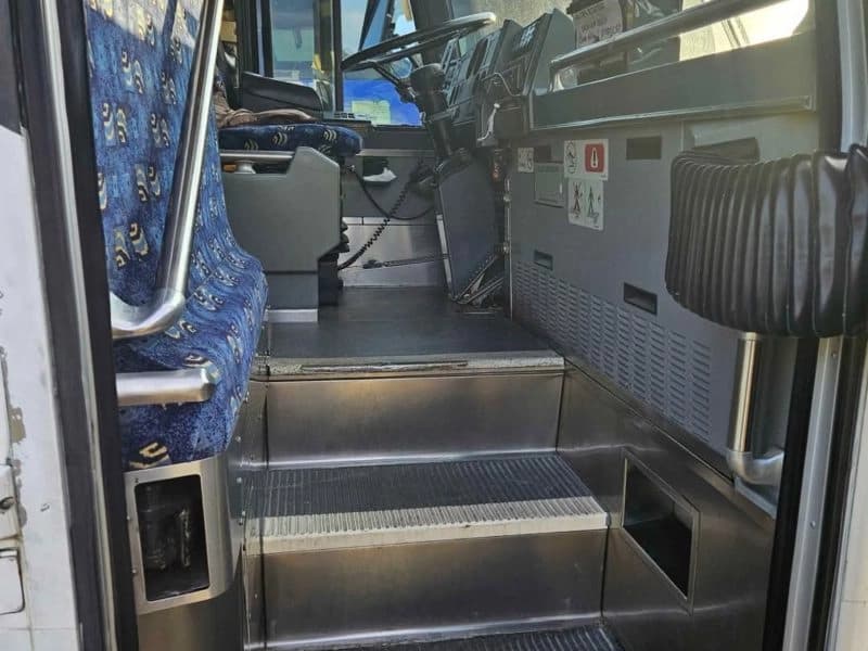 2001 MCI D4500 Coach Bus - Image 5