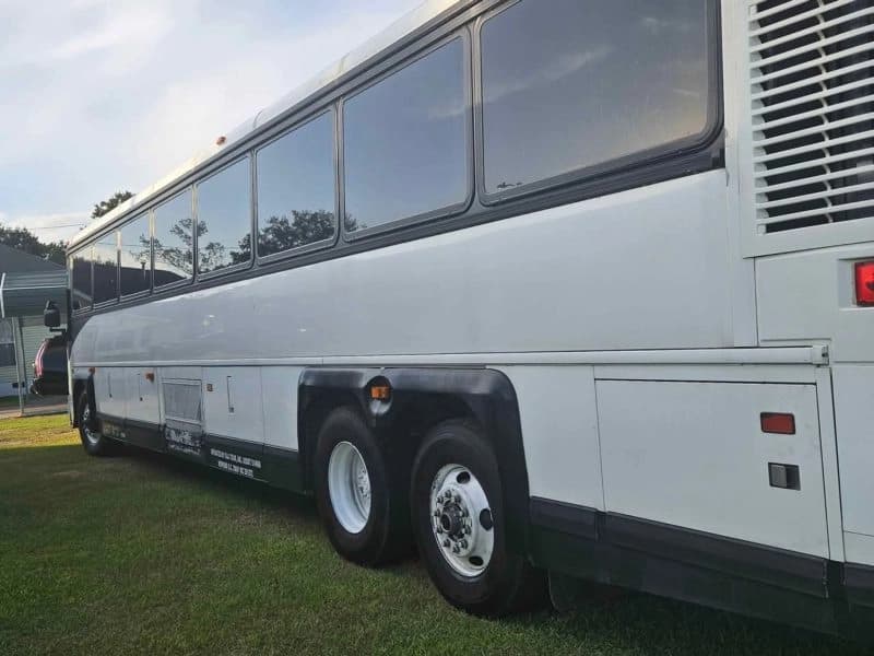 2001 MCI D4500 Coach Bus - Image 4