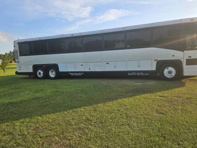 2001 MCI D4500 Coach Bus - Image 2