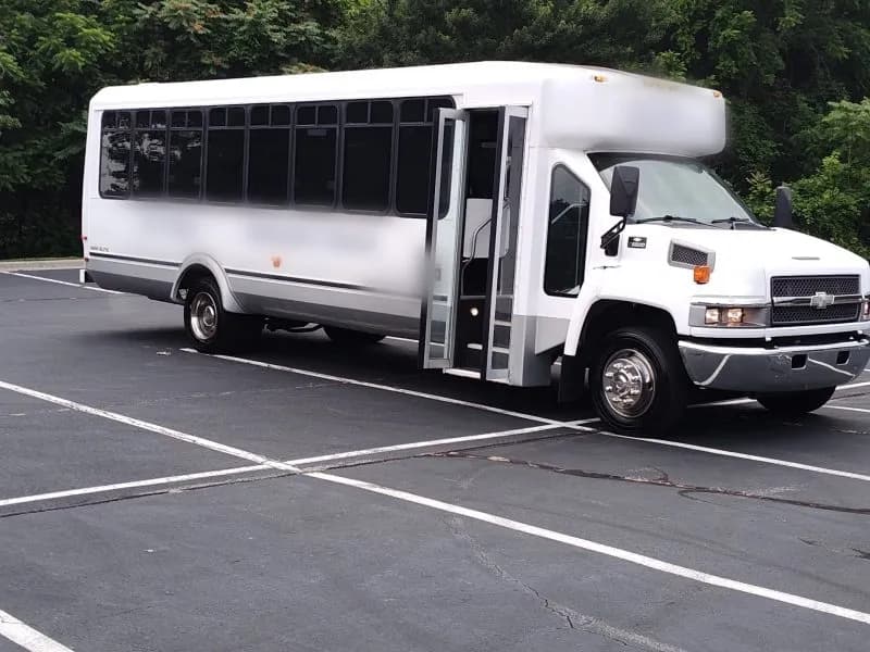 2007 Chevrolet 5500 Aero Elite Shuttle Bus - Image 2