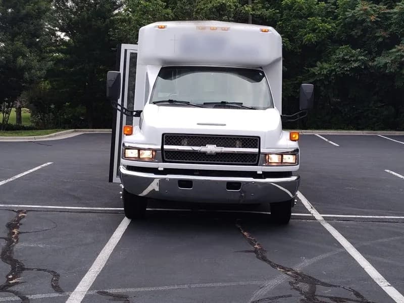 2007 Chevrolet 5500 Aero Elite Shuttle Bus - Image 3