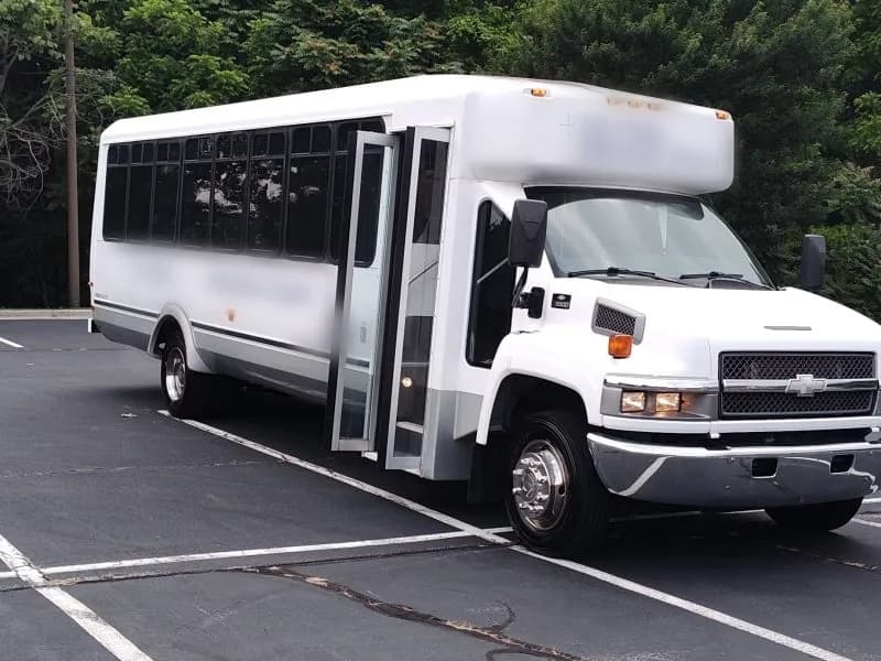 2007 Chevrolet 5500 Aero Elite Shuttle Bus - Image 8