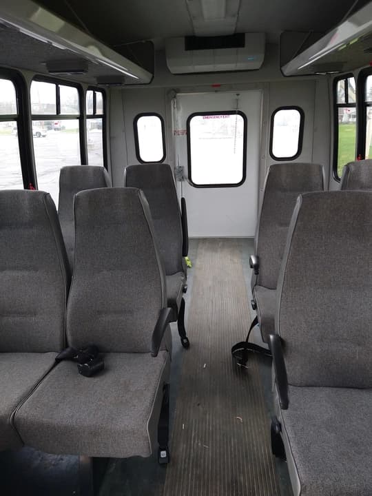 2008 Ford 3DC Elkhart Coach Shuttle Bus - Image 13